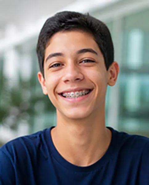 Adolescente sorrindo com aparelho
